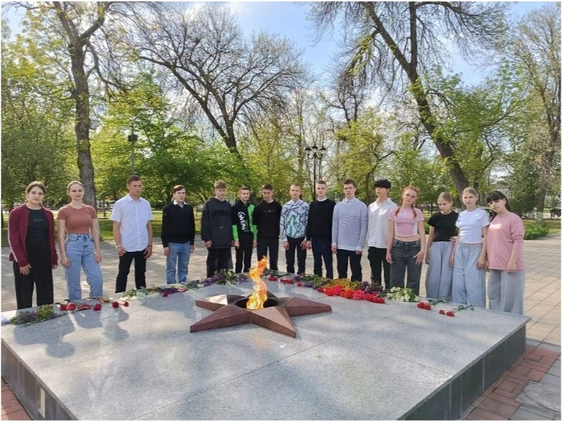 у Вечного огня.